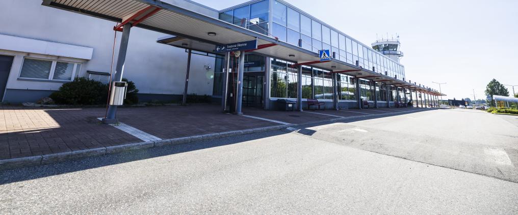 Kuopion lentoaseman pääsisäänkäynti ja edusta kuvattuna aurinkoisena päivänä.