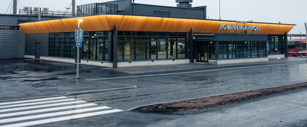 Rovaniemen lentoaseman pääsisäänkäynti ja edusta.
