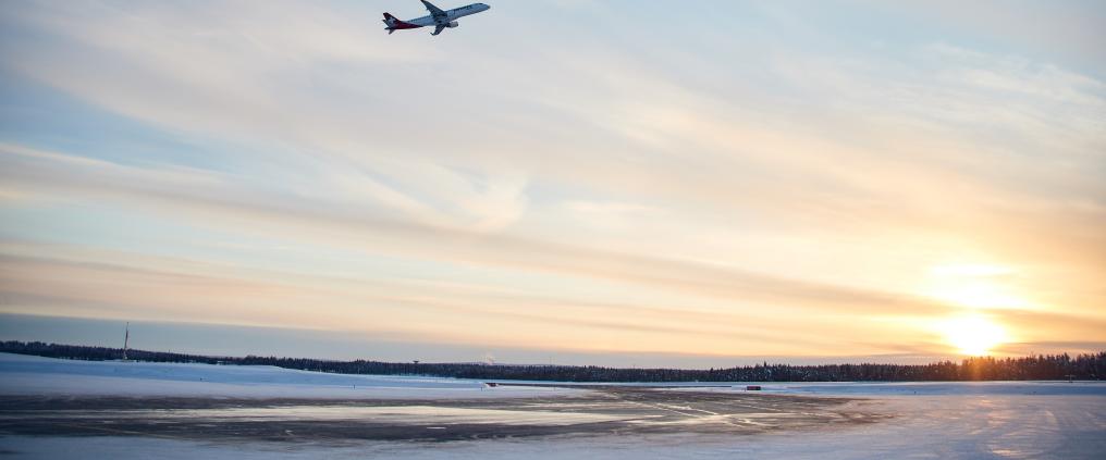 Kuvituskuva: lentokone nousemassa Kuusamon lentokentältä