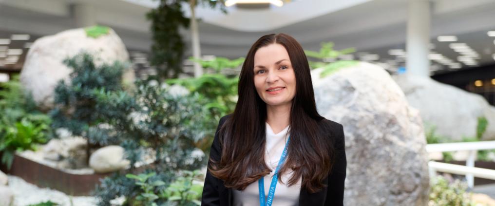 Greete Niska energia-asiantuntija Finavia Helsinki-Vantaan lentoaseman tuloaulassa