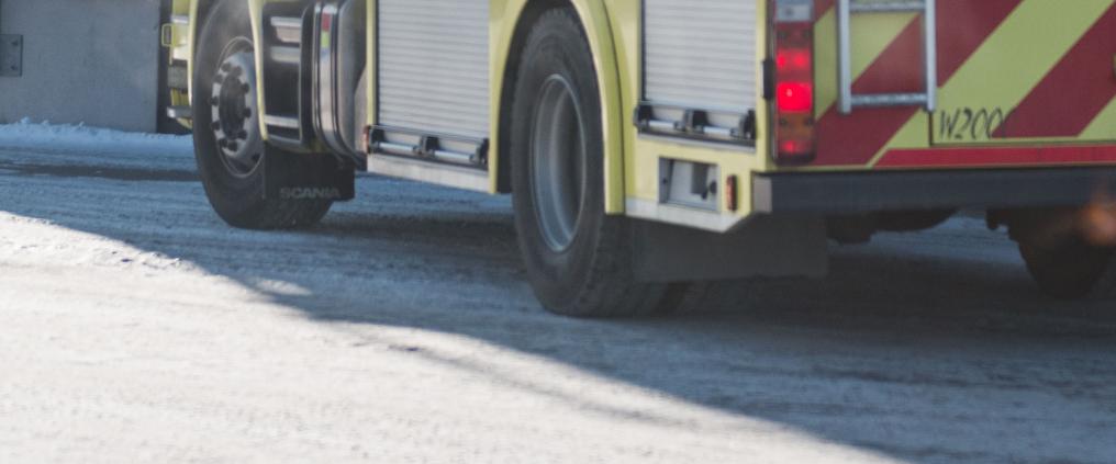 Lähikuva paloauton kyljestä ja renkaista.