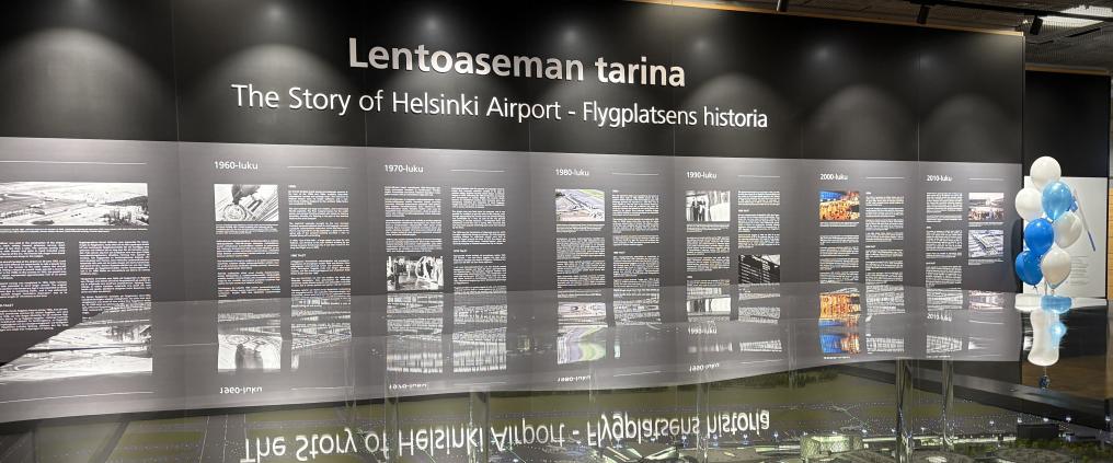 Historianäyttely Helsinki-Vantaan lentoasemalla portilla 32