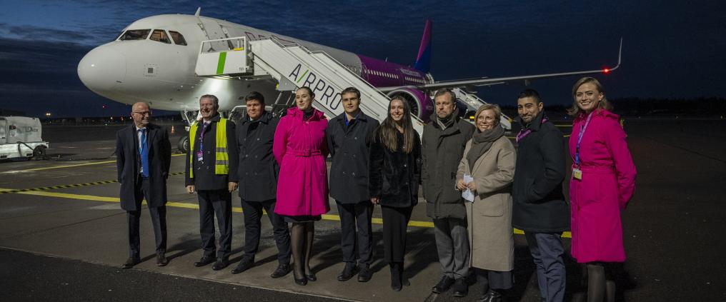 Wizz Airin Turku-Vilna-ensilennon juhlallisuudet Turun lentoasemalla
