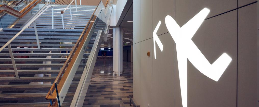 Lentokoneen kuva valkoisella seinällä terminaalissa