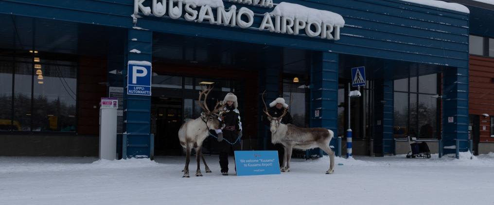 Poroja Kuusamon lentoaseman pääsisäänkäynnin edessä