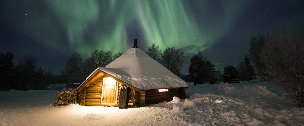 Revontulet ja hotelli Rovaniemellä