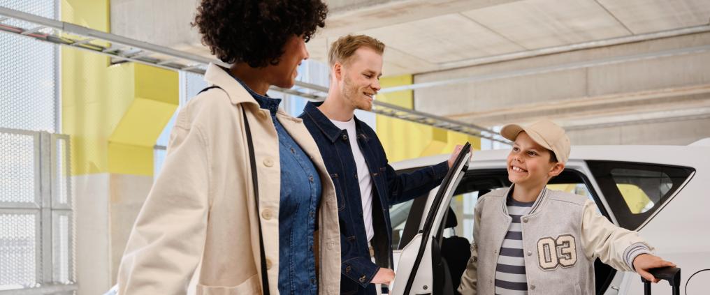 Perhe Helsinki-Vantaan lentoaseman pysäköinnissä