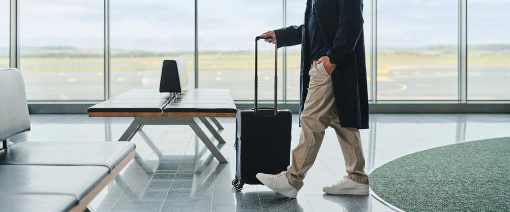 Matkustaja Helsinki-Vantaan lentoasemalla