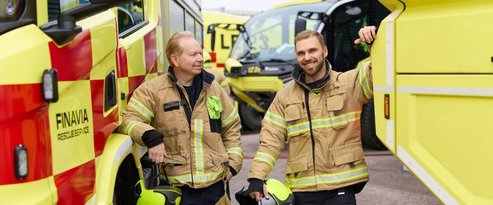 Pelastajat Helsinki-Vantaan lentoasemalla ajoneuvojen välissä