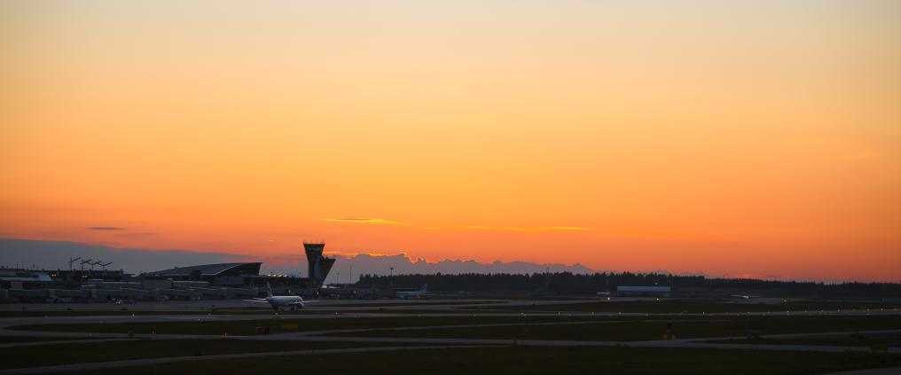 Kesäinen taivas Helsinki-Vantaan lentoasemalla