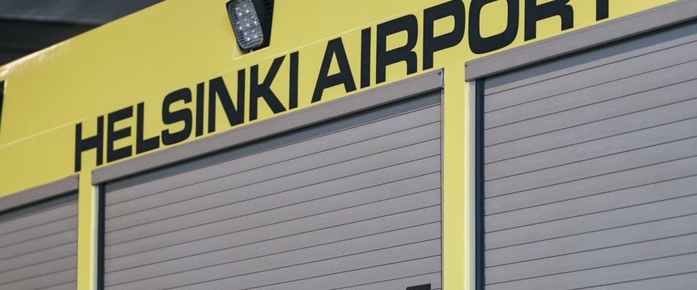 Helsinki Airport -nimi auton kyljessä.