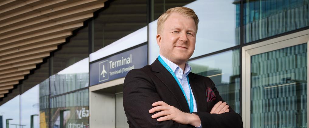 August Hänninen ympäristöasiantuntija Finaviassa Helsinki-Vantaan terminaalin edessä