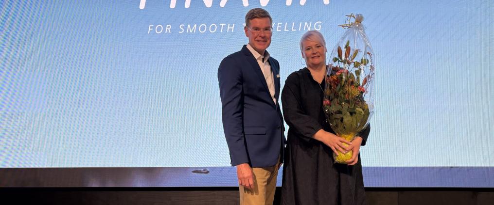Henri Hansson ja Jonna Pietilä Vuoden lentoasema -tunnustuksen jakotilaisuudessa