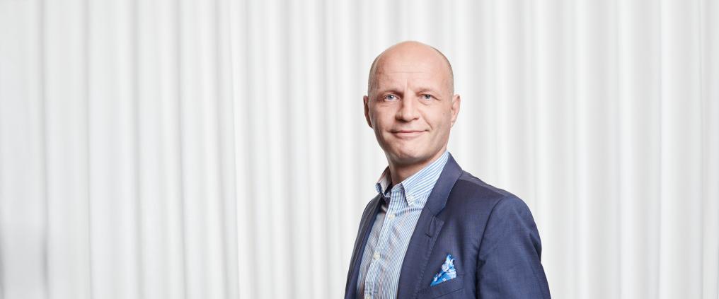 Studiokuva Juha Aaltosesta.