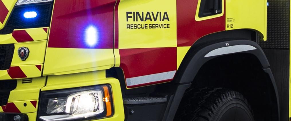 Lähikuva puna-keltaisesta pelastusajoneuvosta.