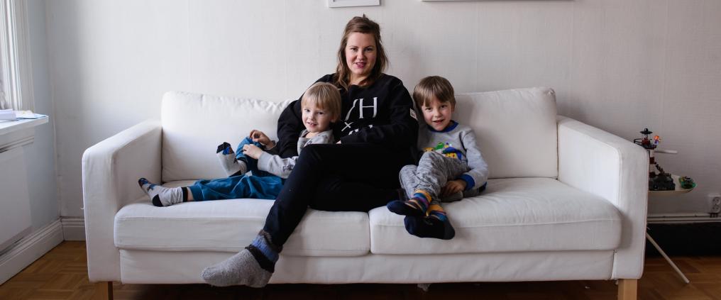 Laura Friman sohvalla lapsiensa kanssa.