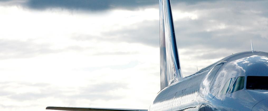 Kiiltävä lentokoneen runko.