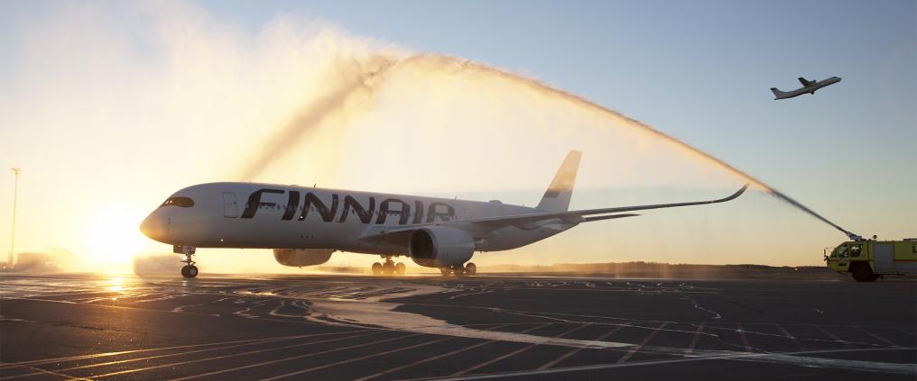 Finnairin Airbus A350-lentokone saa perinteisen vesisuihkutervehdyksen.
