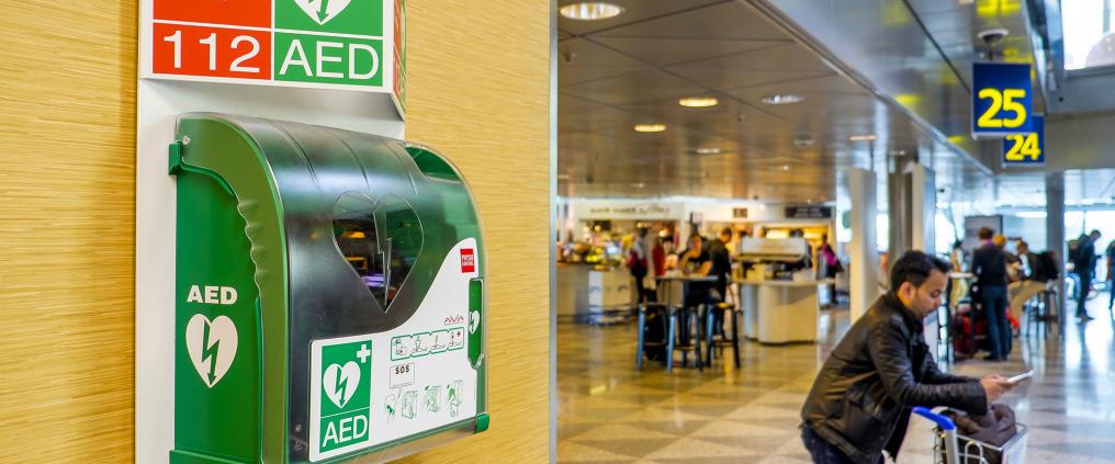 Easy-to-use AED equipment on a wall at Helsinki airport gate area.