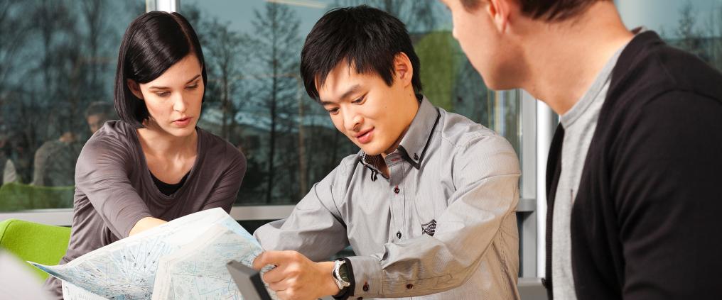 Ihmiset katselevat karttaa.