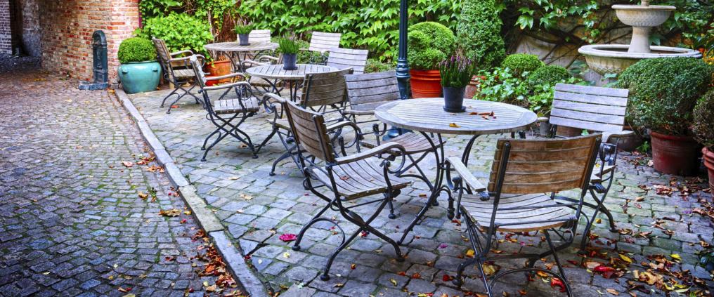 Kesäkahvilan pöytiä ja tuolia Bryggessä.