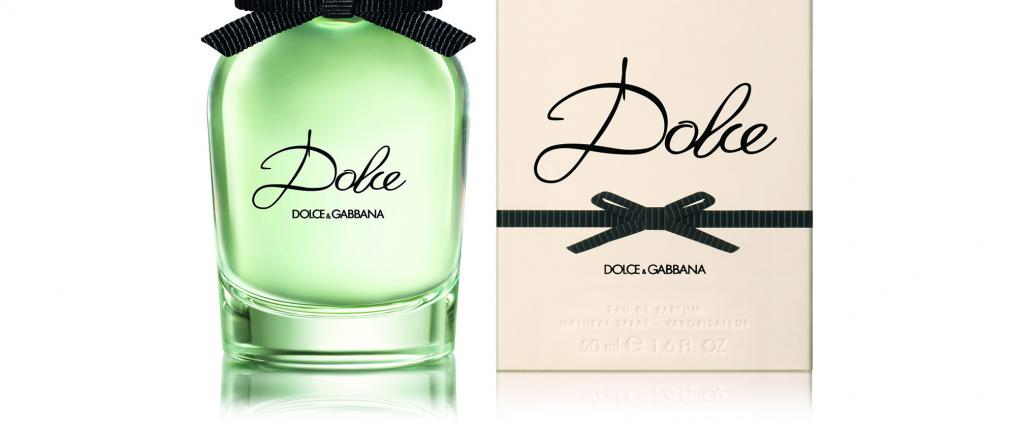 Dolce Gabbana hajuvesipullo paketinsa vieressä.