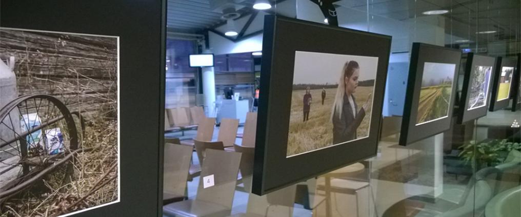 ”Minun Suomeni” -valokuvanäyttely Oulun lentoasemalla.
