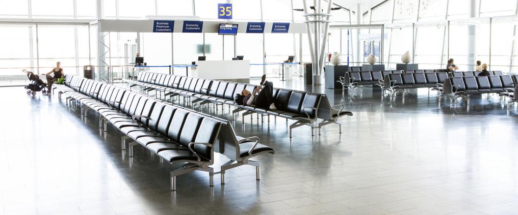 Odotusalue portin luona.