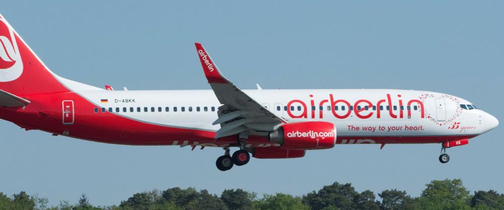 Airberlinin lentokone laskeutuu.