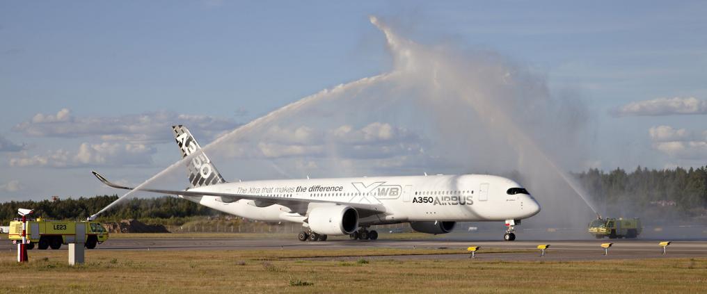 Paloautot ruiskuttavat vettä lenokoneen päälle.