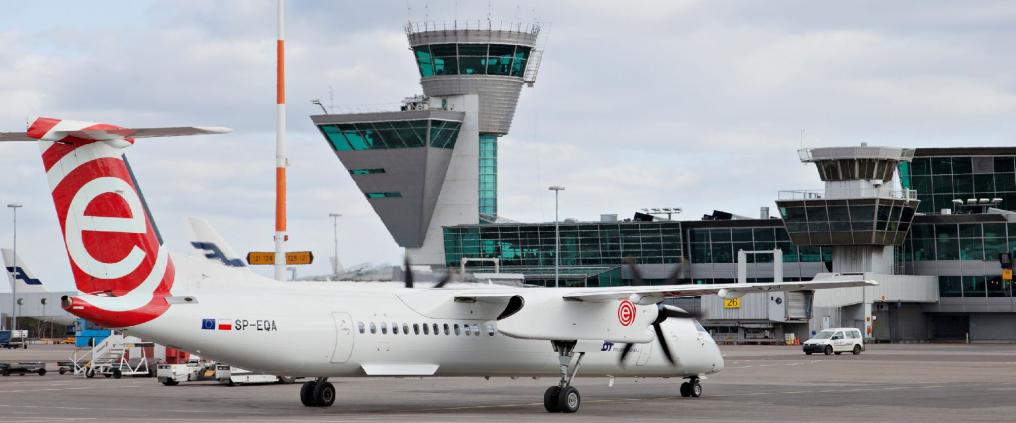 Eurolot lentokone lentokentällä.