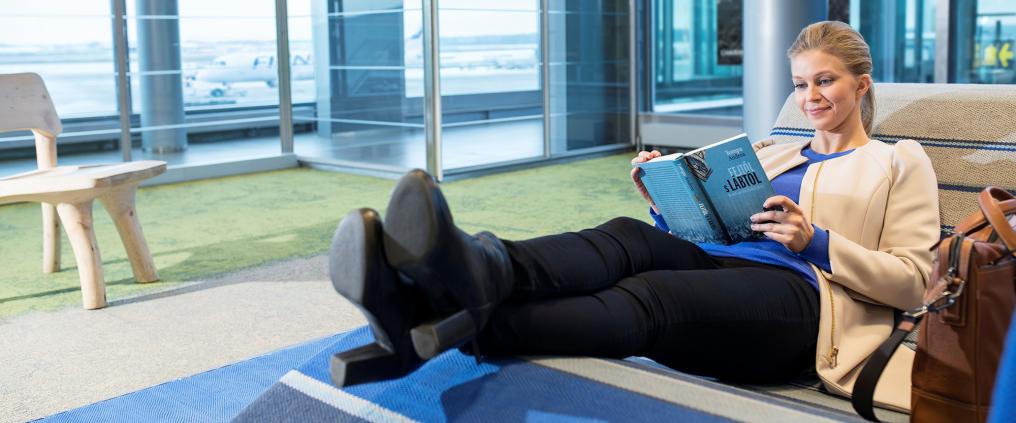 Matkustaja lukemassa kirjaa Kainuu loungessa.