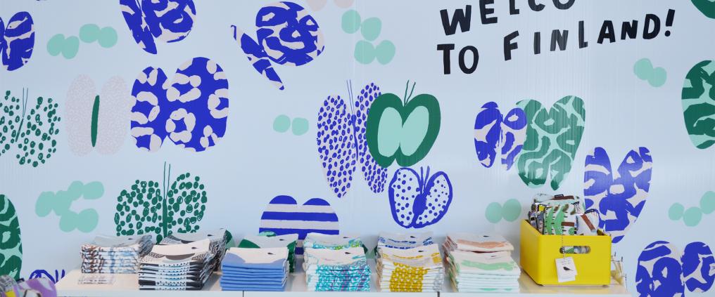 Design liinavaatteita pöydän päällä.