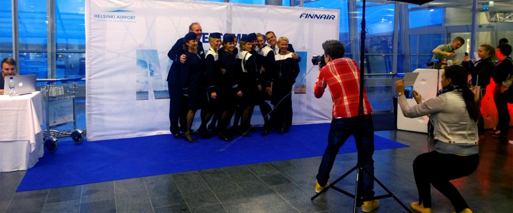 Finnairin miehistö kuvattavana lehdistölle Miami-reitin avajaisissa.