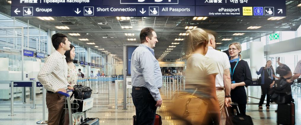 Matkustajat menossa rajatarkastukseen.