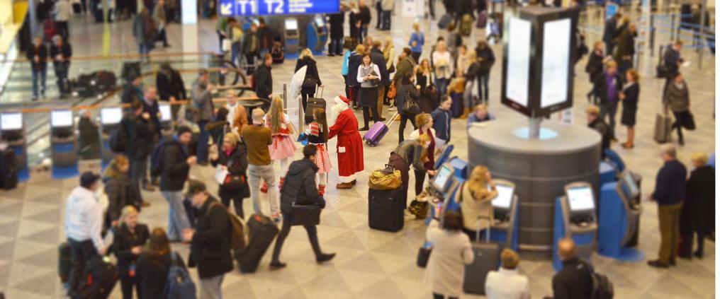 Joulupukki Helsinki-Vantaa lentosaseman lähtöselvitysaulassa.