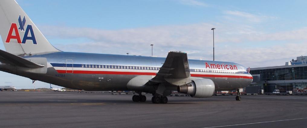 American Airlines lentokone lentokentällä.
