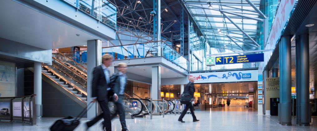 Kaksi matkustajaa poistuu saapuvien 2A aulasta.