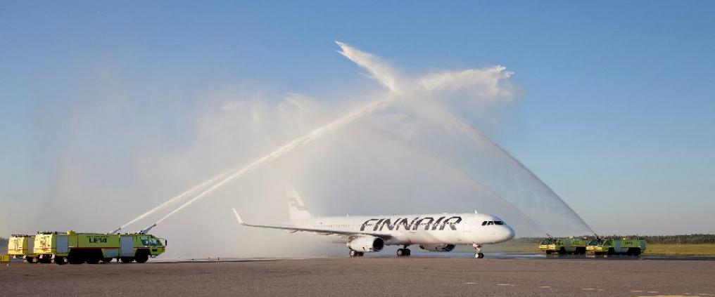Vettä suihkutetaan lentokoneen päälle.