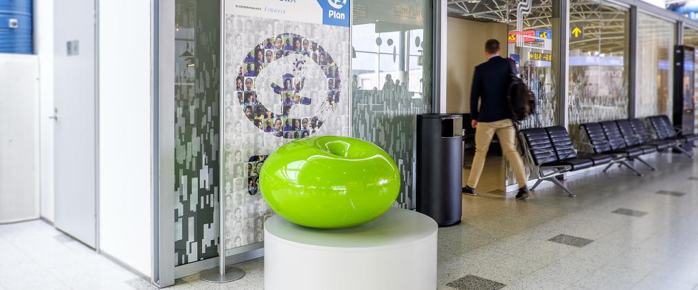 Plan Pastilli -keräyslipas Helsinki-Vantaan lentoaseman porttialueella.