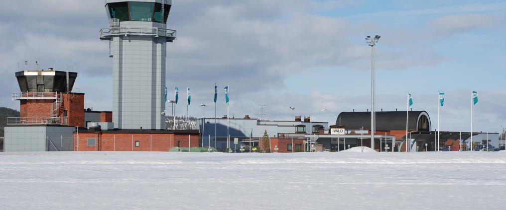 Lennonjohtotorni Ivalon lentokentällä.