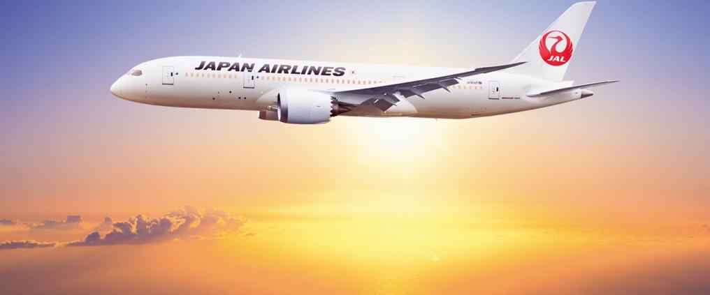 Japan Airlines lentokone lennossa.