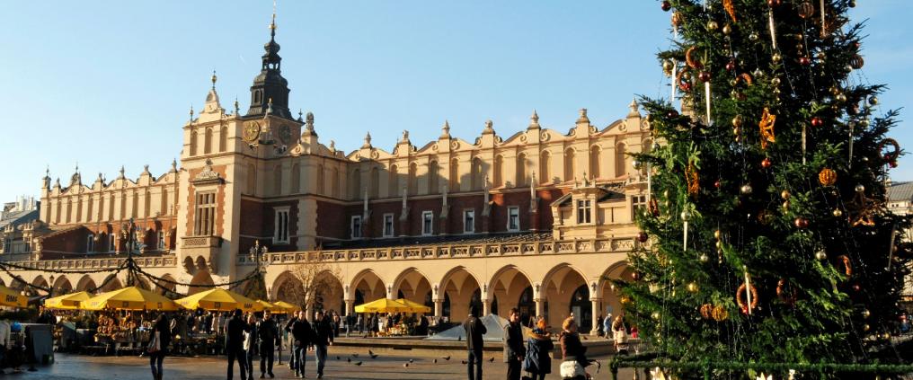 Tori kaupungin keskellä joulun aikaan.