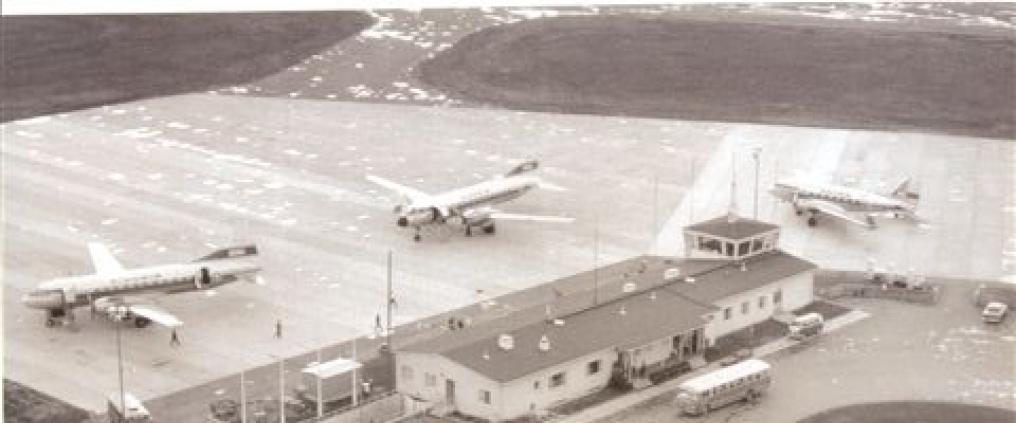 Vanha kuva pienestä lentokentästä.