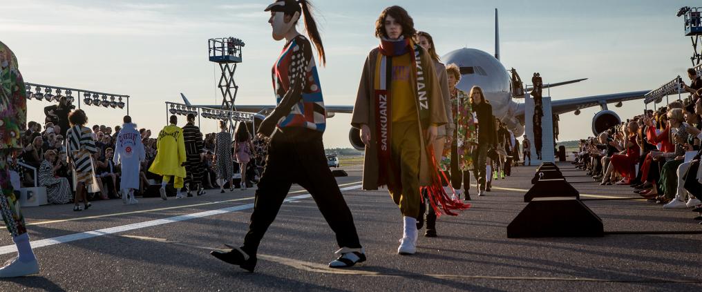 Muotinäytöksen loppukävely Helsinki-Vantaan lentoaseman kiitotiellä.