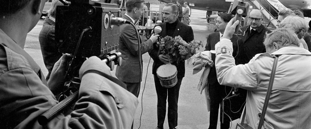 Lehdistö haastattelee Marlon Brandoa Helsinki-Vantaan lentoasemalla vuonna 1967.