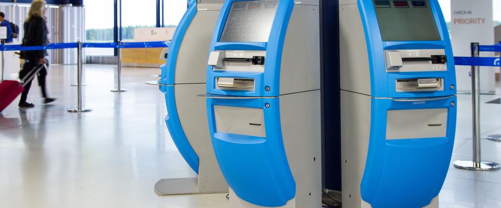 Lähtöselvitysautomaatteja Oulun lentoasemalla.