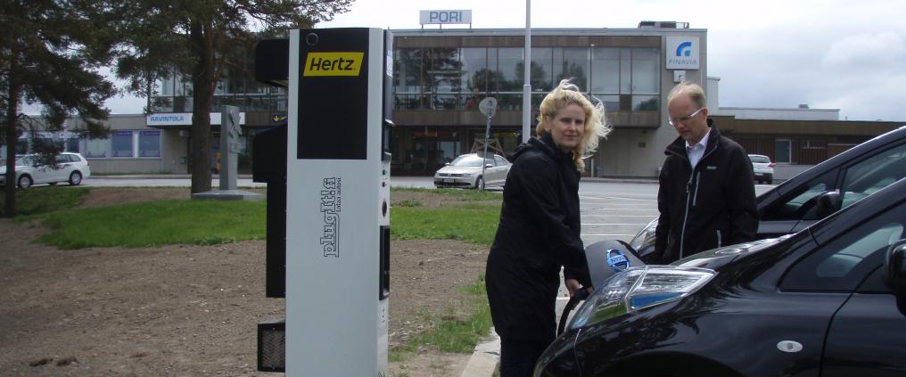 Sähköautojen latauspiste Porin lentokentällä.