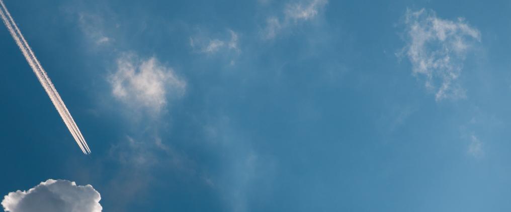 Taivas jossa näkyy pilvijuova.