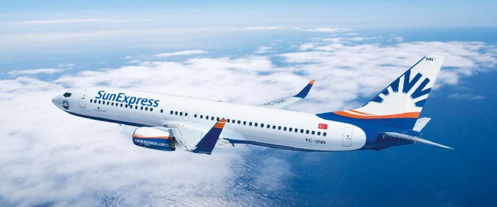 Lentokone lentää meren yläpuolella.